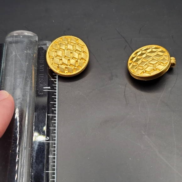 Vintage MMA Metropolitan Museum of Art Clip On EARRINGS Gold Tone Round Texture - Picture 5 of 5